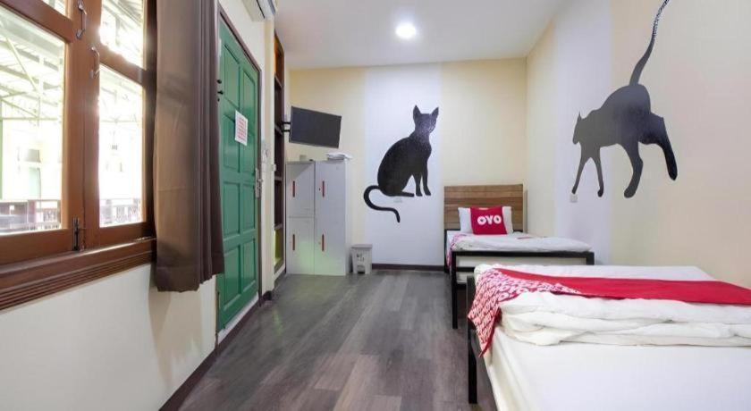 Art Sanamchai Hostel