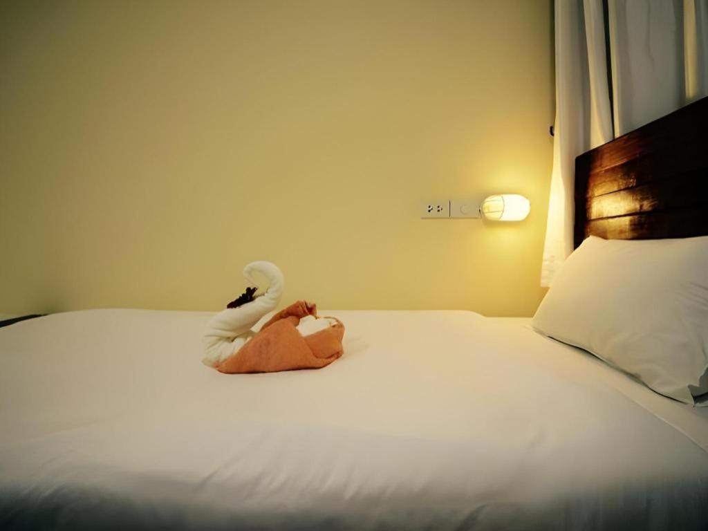 Art Sanamchai Hostel *