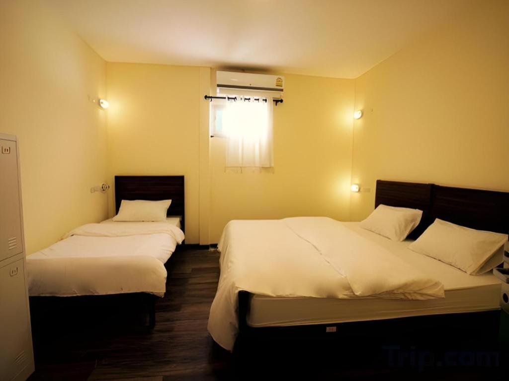 Art Sanamchai Hostel