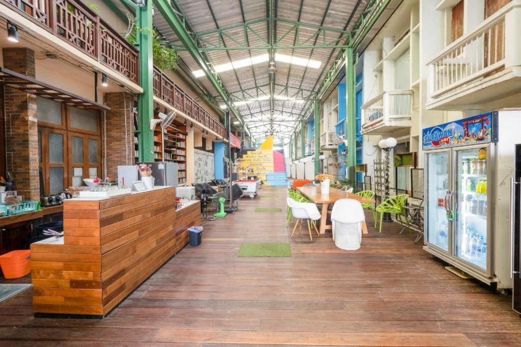 Art Sanamchai Hostel *