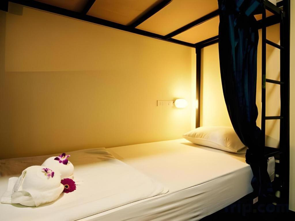 Art Sanamchai Hostel