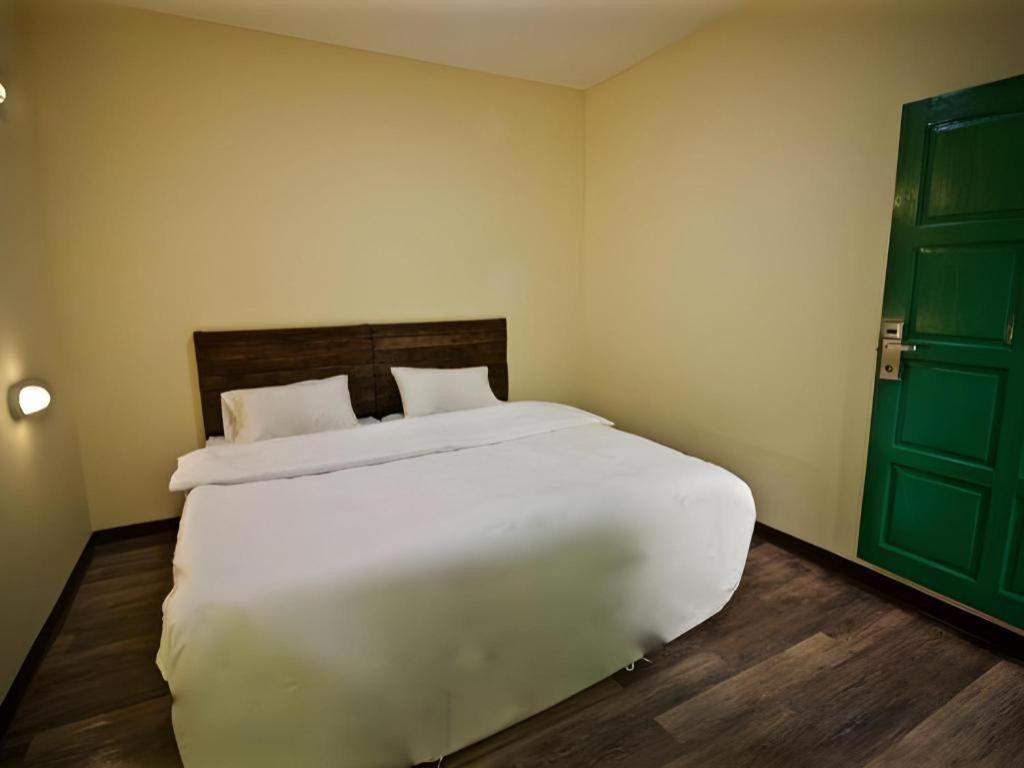 Art Sanamchai Hostel *