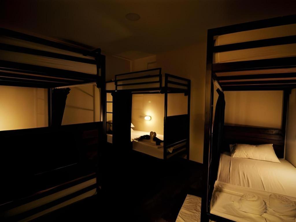 Art Sanamchai Hostel *