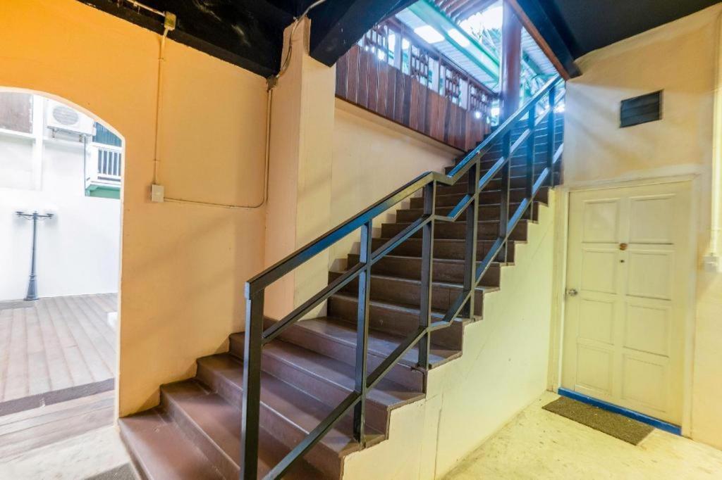 Art Sanamchai Hostel *